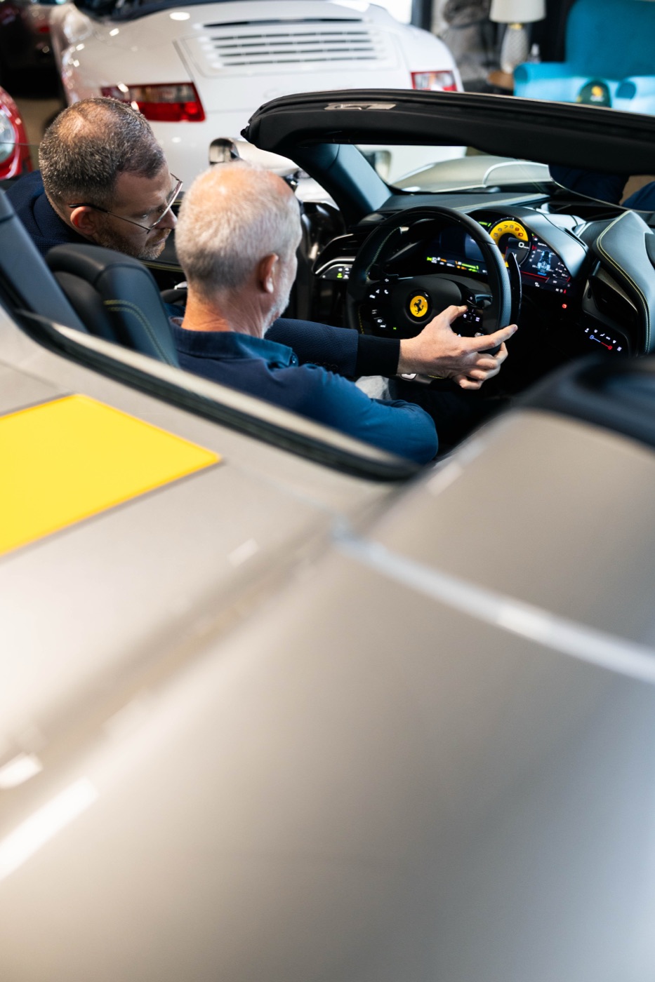 Un expert Voiture sur mesure accompagne son client